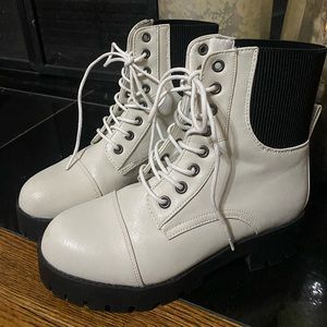 ⚫️⚪️BRAND NEW Seven7 Black & White Doc Marten Boots⚪️⚫️